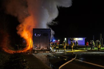 Trier / Sattelauflieger an Autobahnparkplatz Markusberg steht in Flammen